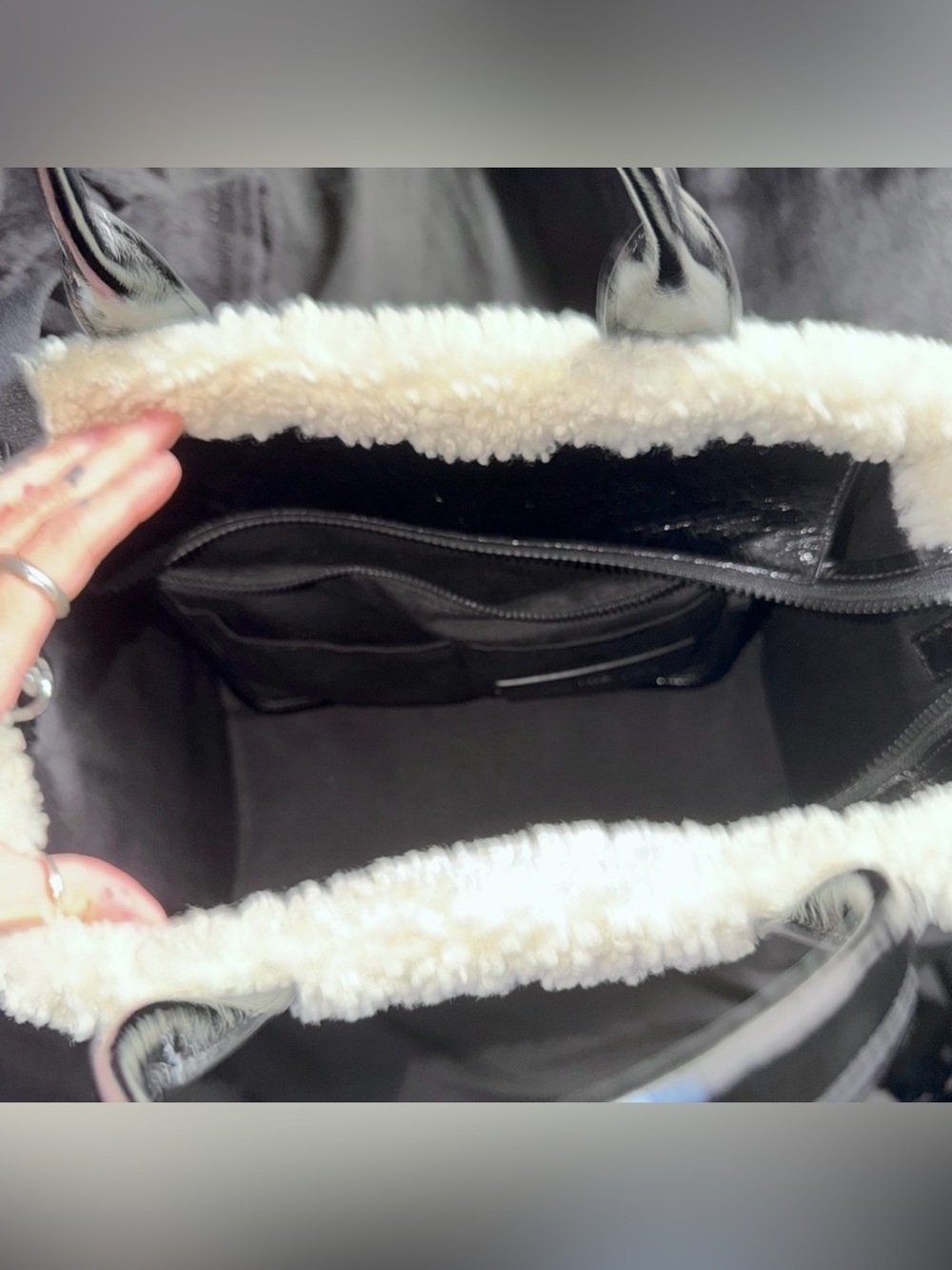 marc jacob’s “the tote bag” 🖤 - Picture 5 of 6